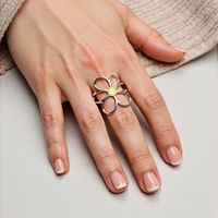 Bague tendance personnalisée imperméable pour femmes, vente chaude, fiançailles, fleur d'hibiscus creuse, acier inoxydable, deux tons, hip hop, 14 carats, 4 mm