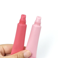 Tubes de gloss à lèvres roses mignons avec tubes en plastique souple, logo personnalisé avec pendentif en chaîne de perles, tubes de gloss à lèvres avec breloques