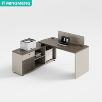 Table d'ordinateur en bois de luxe au design moderne, bureau contemporain et chaises pour utilisation en bureau