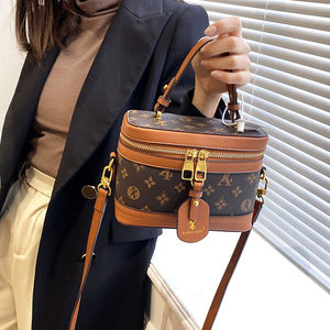 Sac fourre-tout décontracté pour femme, durable et portable, en PU avec fermeture éclair, doublure en polyester, forme carrée, bandoulière. - Product Image 6