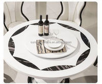 Ensemble de table à manger de restaurant moderne de luxe, surface polie, pieds dorés stables, table carrée