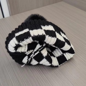 Haute qualité en gros Jacquard Beanie chapeaux noir blanc à carreaux hiver manchette bonnet <span class=keywords><strong>pompon</strong></span> <span class=keywords><strong>Plaid</strong></span> tricoté chapeau pour vêtements de plage - Product Image 3