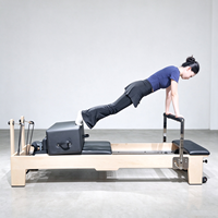 Reformer Pilates en bois d'érable avec tour et barre de repose-pieds réglable, équipement d'exercice multifonctionnel pour studio et salle de sport
