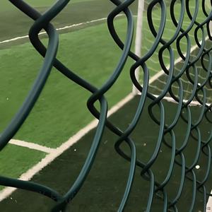 Eenvoudig te monteren 6x6 kettingscherm. Gebruikt voor schoolomheiningen. Geketend gaashekwerk. - Product Image 2