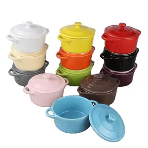 Mini rote Farbe runde Souffle Geschirr Auflauf benutzer definierte kleine Keramik Backform Dessert Pudding Tasse Ofen Auflauf förmchen Tassen mit Deckel