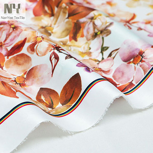 Nanyee Textile, spécialiste du tissu <span class=keywords><strong>satiné</strong></span> élastique en polyester à motifs de feuilles rouges par transfert thermique - Product Image 5