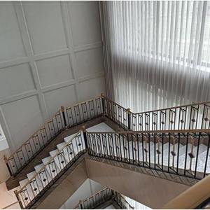 Rampe d'escalier intérieure haut de gamme en fer forgé noir et or avec éléments en laiton et marbre pour la vente en gros - Product Image 4