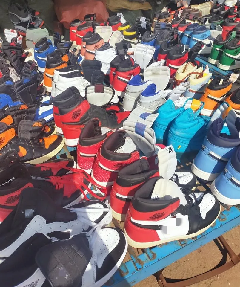 แฟชั่นบาสเกตบอลกีฬาตราผู้ชายใช้รองเท้าเดิมมือสองรองเท้าวิ่งขายส่งในประเทศจีนรองเท้า