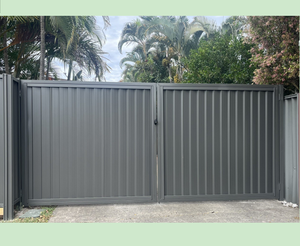 Porte d'oscillation soudée par cadre robuste de double de Colorbond avec tous les kits - Product Image 1