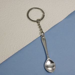 Llavero de cuchara de té de 66x17mm, cadena de aleación de zinc en tono plateado con anilla de 30mm para regalos de cocina para chefs - Product Image 1