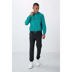 กางเกงวอร์มผู้ชายสีเทาเข้ม เอวยางยืด ใส่สบาย ระบายอากาศได้ดี ขนาดมาตรฐาน - Product Image 4