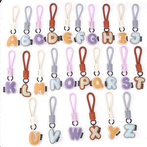 Breloques de sac en cuir de haute qualité, lettres de l'alphabet en PU (26 lettres), cadeaux d'anniversaire pour filles, souvenirs de vacances très demandés - Product Image 3