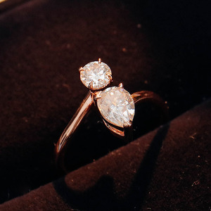 Простой стиль белый круглый грушевидную форму синтетический бриллиант два каменное кольцо в 10k Розовое Золотое обручальное кольцо - Product Image 2