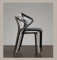 Chaise de salle à manger en plastique empilable moderne de conception brevetée avec dossier perforé noir et blanc en pp à vendre