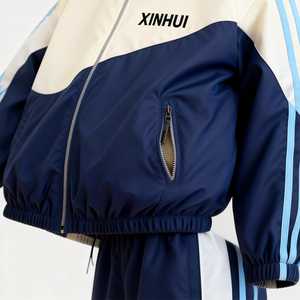 Conjunto Deportivo de Dos Piezas para Hombre XINHUI con Logotipo Personalizado, Chaqueta Cortavientos de Cuero PU y Pantalones, Estilo Casual Retro con Parches - Product Image 3