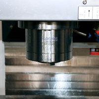 Centre d'usinage vertical CNC 5 axes VMC1050 Fraisage à grande vitesse Forage simple BT40 Broche GSK Certifié CE Garde de sécurité