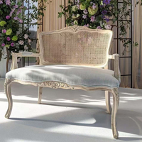 Canapé de mariage vintage nordique en bois et rotin avec accoudoirs, pouf en tissu lin pour réception de mariage