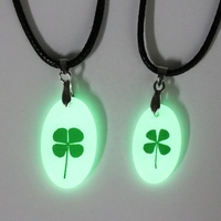 Collier Pendentif Trèfle à Quatre Feuilles Lumineux et Porte-Bonheur, Brille dans le Noir, avec Étoile Croissant au Dos