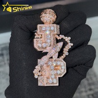 Aktionspreis Diamantprüfer-geprüfter 925er Sterlingsilber vergoldeter, maßgefertigter, eisbesetzter Hip-Hop Moissanit Vertikaler Namensanhänger