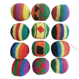 Ensemble <span class=keywords><strong>de</strong></span> balles Hacky Sack en crochet tricoté, sac à pieds fait main en crochet <span class=keywords><strong>pour</strong></span> enfants et adultes, idéal <span class=keywords><strong>pour</strong></span> jongler, frapper et jouer en extérieur - Product Image 1