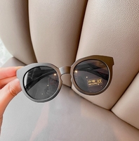 2024 Lunettes de soleil de mode de style rétro pour enfants Protection UV400 Cadre PC en noir gris clair pour garçons filles bébés