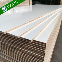 Panneau de contreplaqué mélaminé blanc mat ou brillant de 18 mm en pin/falcata/paulownia pour armoires de cuisine