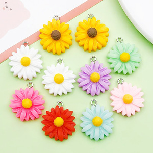 จี้ดอกเดซี่เรซิ่น 10 ชิ้น อุปกรณ์ทำเครื่องประดับ DIY สีสันสดใส สำหรับสร้อยข้อมือ สร้อยคอ - Product Image 4