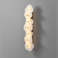 Applique murale verticale de luxe en albâtre à 5 lumières, lampe murale en marbre naturel pour la décoration intérieure de villas et d'hôtels