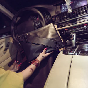 Elegante bolso de mano con tachuelas hecho de material de PU de color sólido con múltiples compartimentos y se puede usar bandolera - Product Image 3