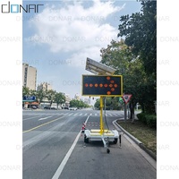 Panneau d'affichage mobile P20mm monté sur remorque avec élévateur hydraulique, panneaux d'affichage solaires, panneau LED portable sur remorque