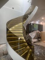 Escalier incurvé moderne en métal préfabriqué et bois, escalier intérieur en arc avec balustrade en verre sans cadre et couleur personnalisée