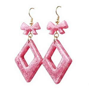 Boucles d'oreilles créoles uniques et élégantes en résine acrylique jaune, fantaisie avec perles d'imitation, bijoux de mode de qualité supérieure pour femme, idéales pour les soirées - Product Image 6