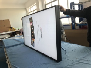 الروبوت متجر نافذة عمودي السقف شنت الإشارات الرقمية مزدوجة الجانبين شاشة إعلانات lcd كشك الطوطم