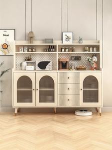 Credenza Multifunzione in Stile Crema con Effetto Pietra, Mobile Integrato per <span class=keywords><strong>Soggiorno</strong></span> e <span class=keywords><strong>Sala</strong></span> <span class=keywords><strong>da</strong></span> <span class=keywords><strong>Pranzo</strong></span>, Armadietto per Tè e Caffè - Product Image 2
