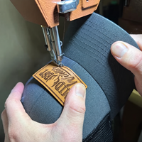 Casquette Trucker Personnalisable de Haute Qualité à 6 Panneaux avec Filet et Patch en Cuir Brodé – Modèle 115