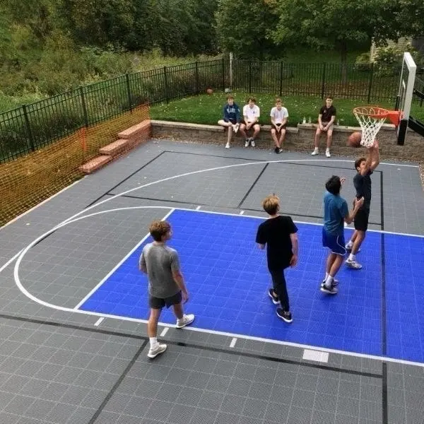 Verblijf Thuis En Spelen Op De Achtertuin Outdoor Multi Sport Hof Met Basketbal Hof Geschilderd En Pickleball Hof Dimensie Lijnen