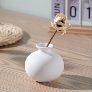 Nouvel ensemble de cinq vases à bourgeons en céramique blanc uni, style Art déco minimaliste, décoration d'intérieur, vases en porcelaine, 2024 - Product Image 5