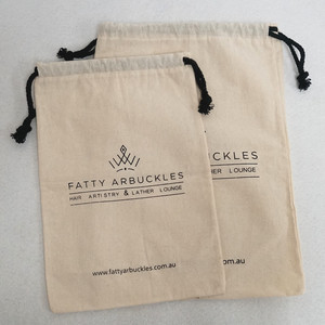 Sacs à cordon pliables en toile de coton beige au design personnalisé avec motif lettres et logo sérigraphié de taille moyenne - Product Image 4