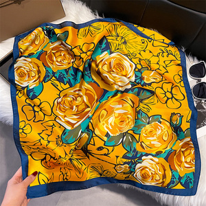 Damen Dunkelgrau-Gelber Seidenschal mit Abstraktem Geometrischem Muster 70cm Haarschal - Product Image 2
