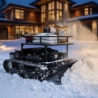 Tondeuse à gazon industrielle télécommandée à 4 temps sur chenilles avec pelle à neige avant, cadre de chargement polyvalent et double éclairage LED haute intensité