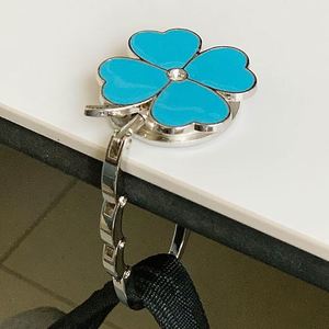 Colgador de Bolsos Plegable con Diseño de Trébol de Cuatro Hojas, Gancho de Mesa para Bolsos, Soporte de Terciopelo para Bolsos, Ideal para Bodas y Cumpleaños - Product Image 5
