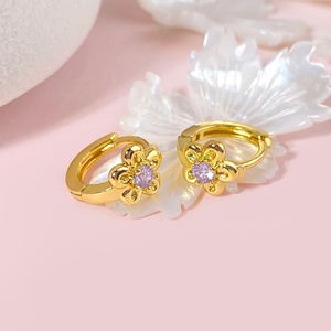 Pendientes Coreanos Chapados en Oro de 18K con Circonita Cúbica, Pendientes Huggie con Diseño de Flor para Mujer - Product Image 2