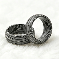 Offre Spéciale – Bague de Fiançailles OEM Faite Main en Acier Damas pour Hommes et Femmes – Fabricant Direct avec Couteaux Torsadés et Logo Couleur Personnalisé