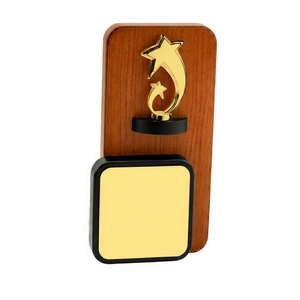 Placa de madera duradera con una artesanía atractiva, perfecta para honrar la excelencia en cada logro profesional. - Product Image 1