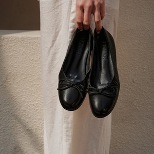 รองเท้าส้นเตี้ยแบบสวมสำหรับผู้หญิง รองเท้าแบนแฟชั่นใหม่รับฤดูใบไม้ผลิ หนังแท้ หัวกลม ประดับโบว์ สีแดง รองเท้าผู้หญิงแบบสวม - Product Image 2