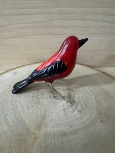 Figura de pájaro rojo de vidrio soplado a mano, adorno decorativo con temática animal, hecho de vidrio con alas y cola negras. - Product Image 2