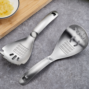 Cuillère multifonctionnelle en acier inoxydable : râpe à ail, presse-purée, cuillère à pâtes, ouvre-bouteille, séparateur, cuillère de cuisine - Product Image 1