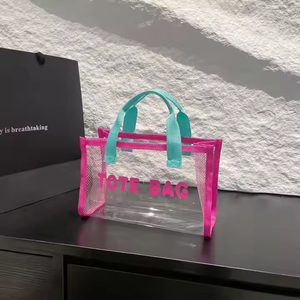 Petit sac fourre-tout en PVC transparent logo personnalisé sac cadeau de mode de luxe à poignée noire pour sac de plage de demoiselles d'honneur de mariage - Product Image 5