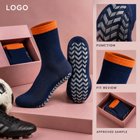 Chaussures de football Field Grip à semelle Chevron, ajustement sécurisé, bleu marine, avec bordure orange continue, profil fin, crampons renforcés, avec tableau des tailles