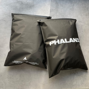ถุงซิปล็อคสีดำด้านแบบหรูหรา พิมพ์โลโก้สีขาวตามสั่ง ถุงพลาสติกซิปสำหรับบรรจุภัณฑ์เสื้อผ้าสตรีทแวร์ สำหรับธุรกิจขนาดเล็ก - Product Image 3
